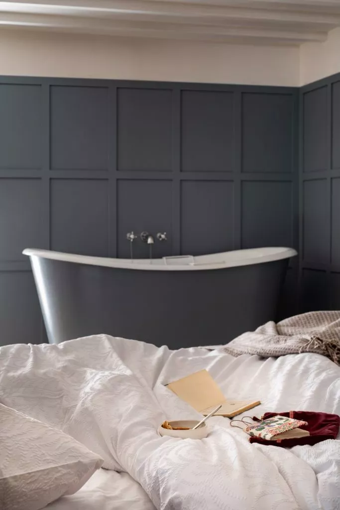 starre barn romantic bedroom with cast iron bath